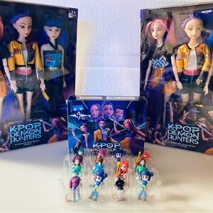 K-Pop Demon Hunters two Doll Sets and one pack of keychains - Multicolor